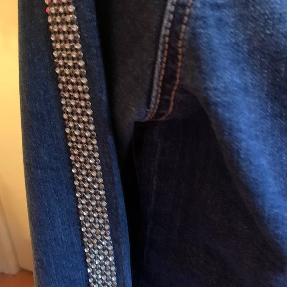 Jeans Jacket, Laura with discreet luxery on the sleeves (small stones)., Size 6. - Picture 3 of 12